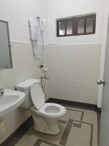1.5-storey Terraced House for Sale in Taman Pelangi Indah (Ulu Tiram) - Daniel Yong - Bathroom - PropertyGuru.com.my