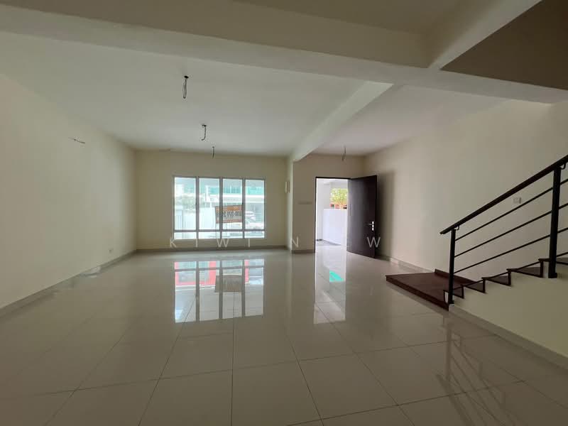 Cluster House for Sale in Taman Suria Tropika (Seri Kembangan) - Kiwi Nyew - Living Room - PropertyGuru.com.my