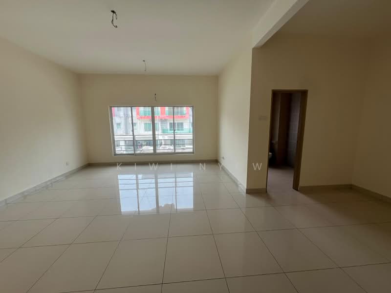 Cluster House for Sale in Taman Suria Tropika (Seri Kembangan) - Kiwi Nyew - Living Room - PropertyGuru.com.my
