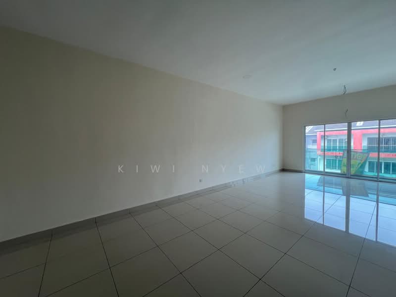 Cluster House for Sale in Taman Suria Tropika (Seri Kembangan) - Kiwi Nyew - Living Room - PropertyGuru.com.my