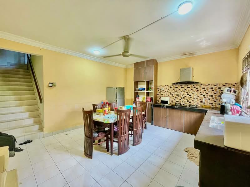 3-storey Terraced House for Sale in Taman Selayang Mulia (Selayang) - Sabirin Ahmad - Dining Room - PropertyGuru.com.my