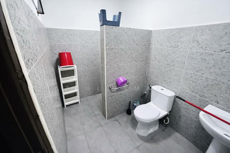 1-storey Terraced House for Sale in Taman Ehsan (Kepong) - Azrul Ismail - Bathroom - PropertyGuru.com.my