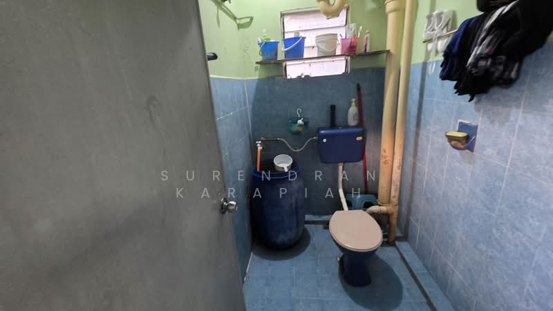 Rumah Flat untuk Dijual di Seksyen 24 Shah Alam - Surendran Karapiah - Bathroom - PropertyGuru.com.my