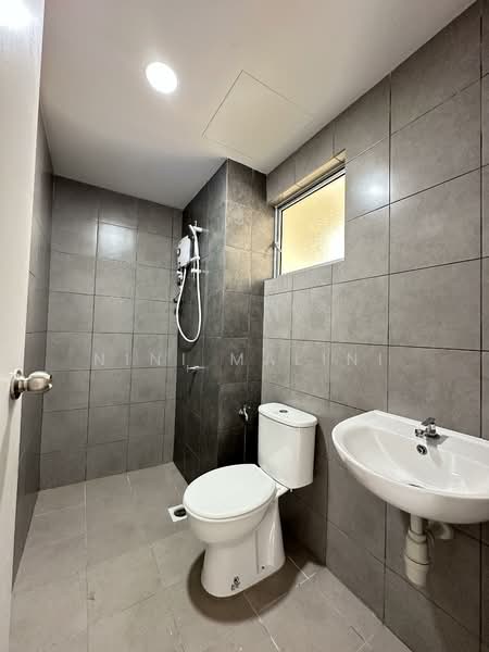 Kondominium untuk Disewa di Residensi Sateria - Nini Malini - Bathroom - PropertyGuru.com.my