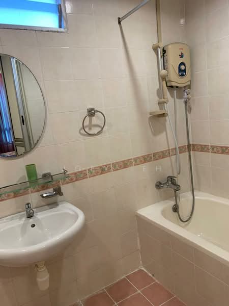 Kondominium untuk Dijual di Putra Place Condominium - Joey Teh - Bathroom - PropertyGuru.com.my