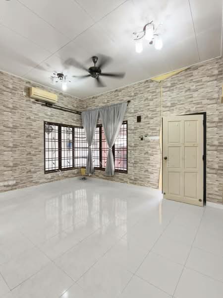 1-storey Terraced House for Sale in Taman Seri Austin (Tebrau) - Melinda Ee - Living Room - PropertyGuru.com.my