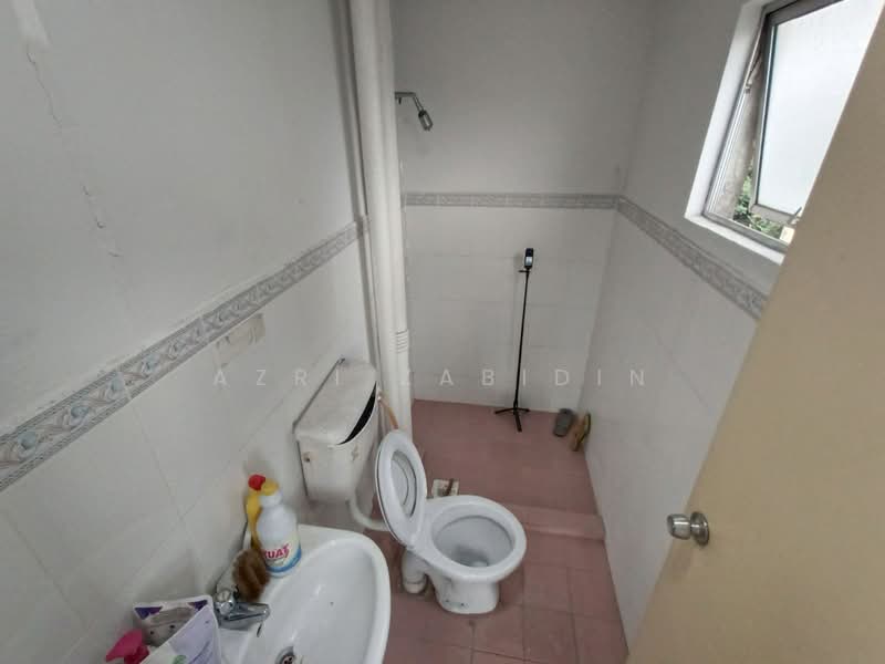 Apartment for Sale at Pangsapuri Bayu Suria (Summerfields Apartments) - Azri Zabidin - Bathroom - PropertyGuru.com.my