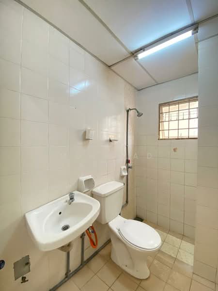 Pangsapuri untuk Disewa di Kondominium Kristal - Mohamad Ariff - Bathroom - PropertyGuru.com.my