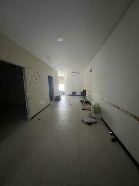 Shop / Office for Sale in Bandar Bukit Puchong (Puchong) - May Tan - Corridor - PropertyGuru.com.my