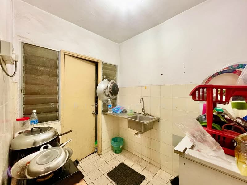 Pangsapuri untuk Dijual di saujana apartment - Sabirin Ahmad - Kitchen - PropertyGuru.com.my