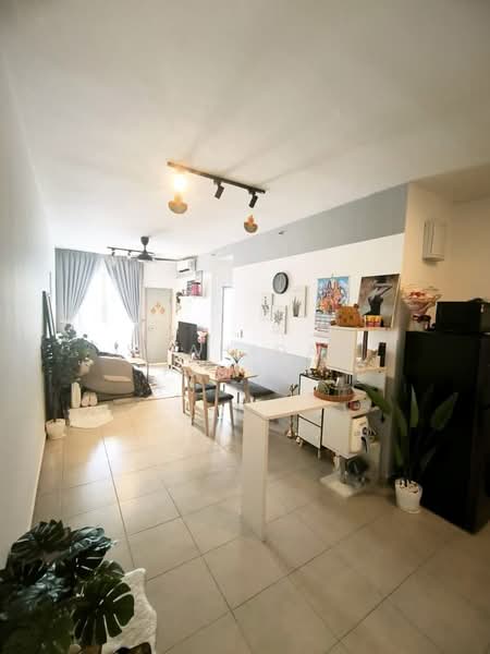 Pangsapuri untuk Dijual di Tangerine Suites - Shahidan Ismail - Living Room - PropertyGuru.com.my