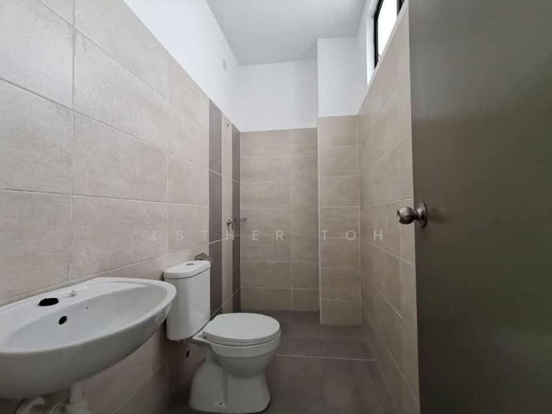 Cluster House for Sale in Taman Mutiara Mas (Skudai) - Esther Toh - Bathroom - PropertyGuru.com.my