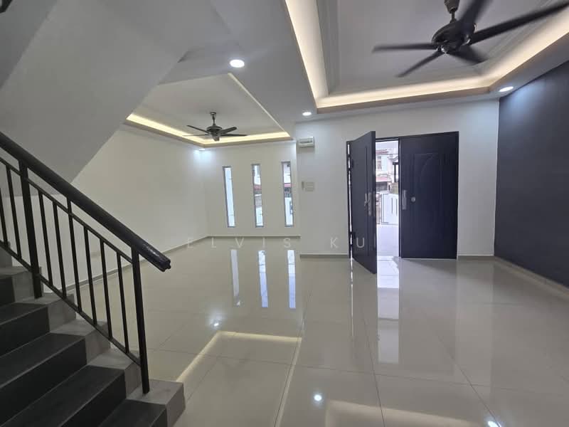 Rumah Teres 2 Tingkat untuk Dijual di Taman Puteri Wangsa (Ulu Tiram) - Elvis Ku - Living Room - PropertyGuru.com.my
