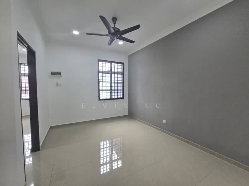 Rumah Teres 2 Tingkat untuk Dijual di Taman Puteri Wangsa (Ulu Tiram) - Elvis Ku - Living Room - PropertyGuru.com.my