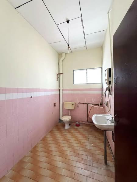 Semi-Detached House for Sale in Taman Iskandar (Johor Bahru) - Karl Lim - Bathroom - PropertyGuru.com.my