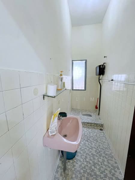Semi-Detached House for Sale in Taman Iskandar (Johor Bahru) - Karl Lim - Bathroom - PropertyGuru.com.my
