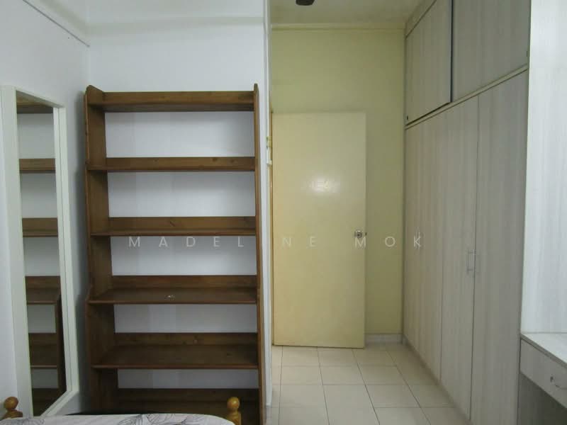 Kondominium untuk Disewa di Desa Permai - Madeline Mok - 3rd bedroom closet - PropertyGuru.com.my