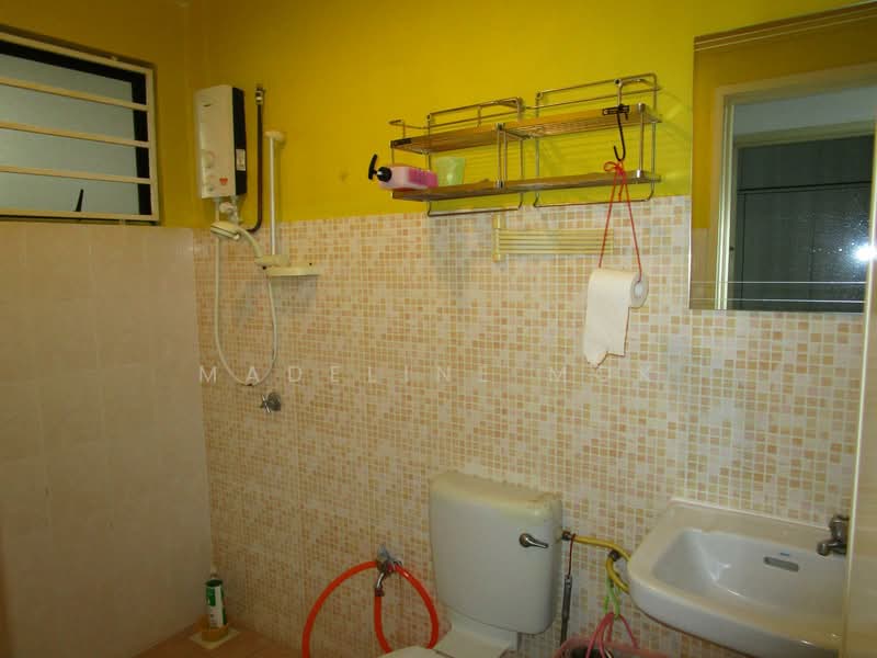 Kondominium untuk Disewa di Desa Permai - Madeline Mok - Common Bathroom - PropertyGuru.com.my
