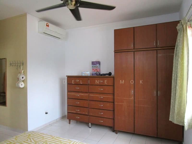Kondominium untuk Disewa di Desa Permai - Madeline Mok - Master Bedroom Closet - PropertyGuru.com.my
