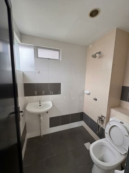 Pangsapuri untuk Disewa di Seri Kasturi Apartments - Veni Foo Yoke Fuang - Bathroom - PropertyGuru.com.my
