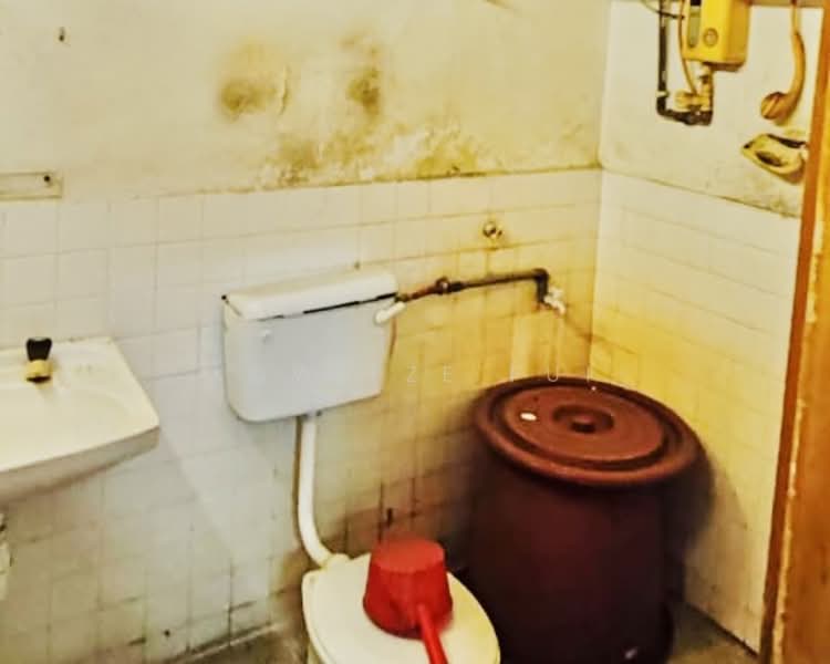 Apartment for Sale at Happy Garden Apartment - Kow Tze Fui - Bathroom - PropertyGuru.com.my