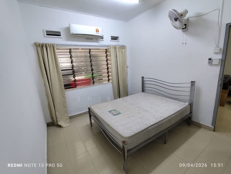 1-storey Terraced House for Rent in Taman Century (Johor Bahru) - Shishi . - Bedroom - PropertyGuru.com.my