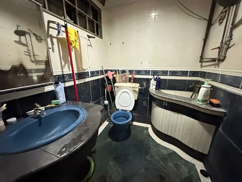 Rumah Teres 2 Tingkat untuk Dijual di Taman Seri Bahagia (Cheras) - Denver Sin - Bathroom - PropertyGuru.com.my