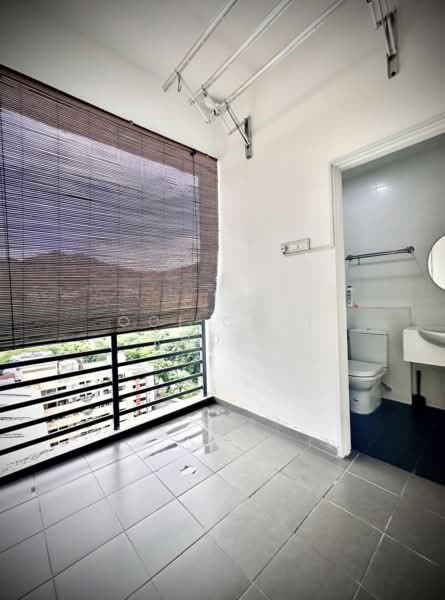 Kondominium untuk Dijual di Jambul Height Condominium - Ooi Chee Khoon - Yard & Bathroom - PropertyGuru.com.my