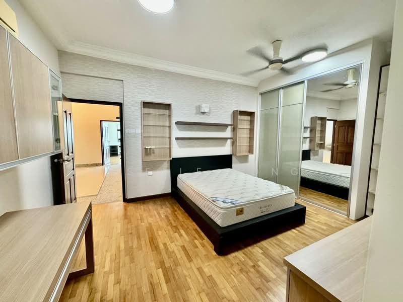 Kondominium untuk Disewa di Gurney Beach Resort - Giselle Wong - Bedroom - PropertyGuru.com.my
