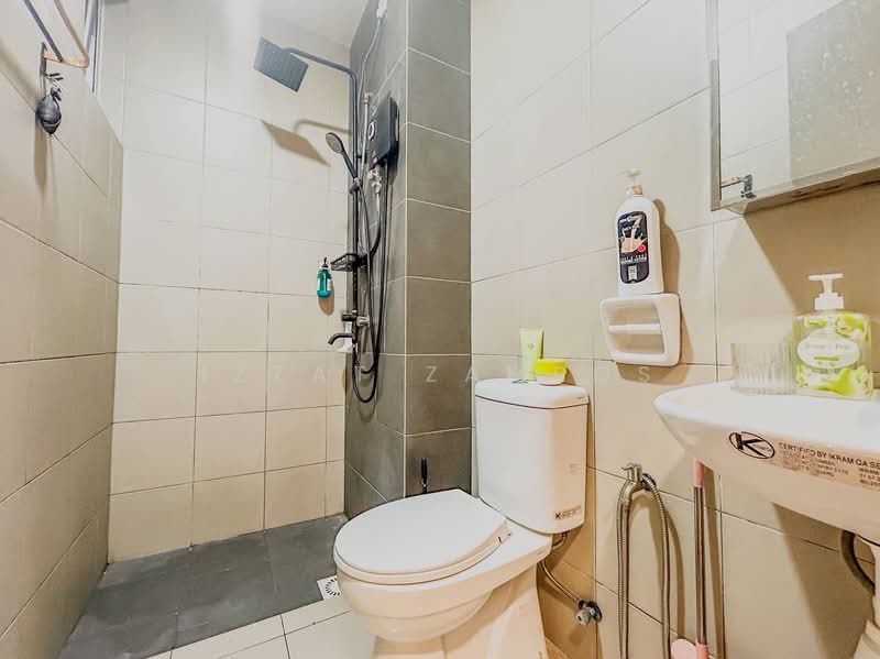 Servis Apartment untuk Dijual di SkyLake Residence - Izzat Zamros - Bathroom - PropertyGuru.com.my