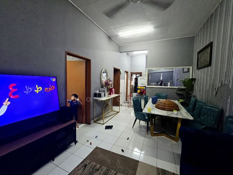 Rumah Teres 1 Tingkat untuk Dijual di Kota Puteri (Batu Arang) - Nor Ozir - Living Room - PropertyGuru.com.my
