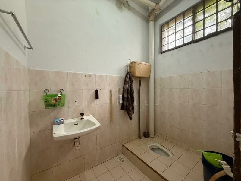 Rumah Teres 2 Tingkat untuk Dijual di Taman Ria (Kota Tinggi) - Zhiyi Lee - Bathroom - PropertyGuru.com.my