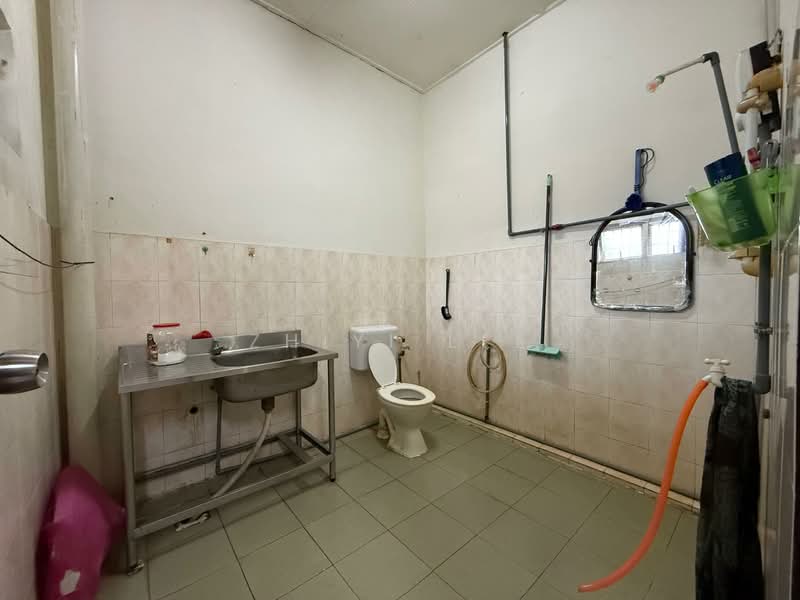 Rumah Teres 2 Tingkat untuk Dijual di Taman Ria (Kota Tinggi) - Zhiyi Lee - Bathroom - PropertyGuru.com.my