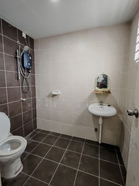 Apartment for Sale at De Bayu - Veni Foo Yoke Fuang - Bathroom - PropertyGuru.com.my