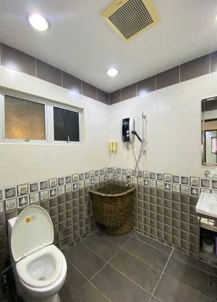 Semi-Detached House for Sale in Bandar Baru Bangi (Selangor) - Mohd Aizat Saiful Bahri - Bathroom - PropertyGuru.com.my