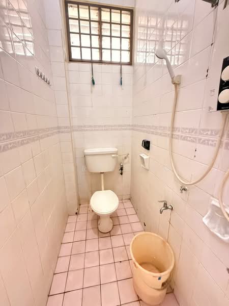 1.5-storey Terraced House for Sale in Taman Molek (Johor Bahru) - Darren Ho - Bathroom - PropertyGuru.com.my