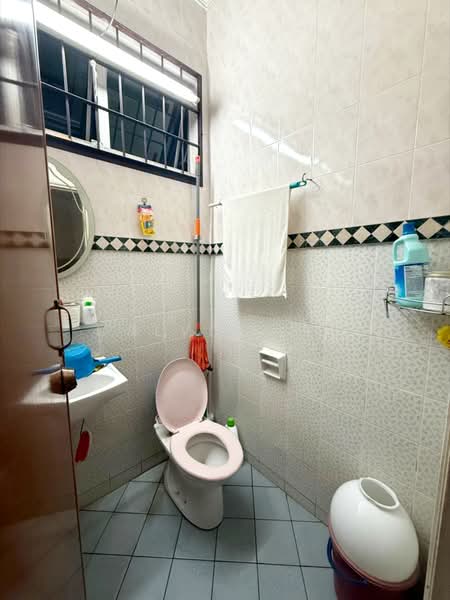1-storey Terraced House for Sale in Taman Gaya (Ulu Tiram) - Calvin Lee - Bathroom - PropertyGuru.com.my