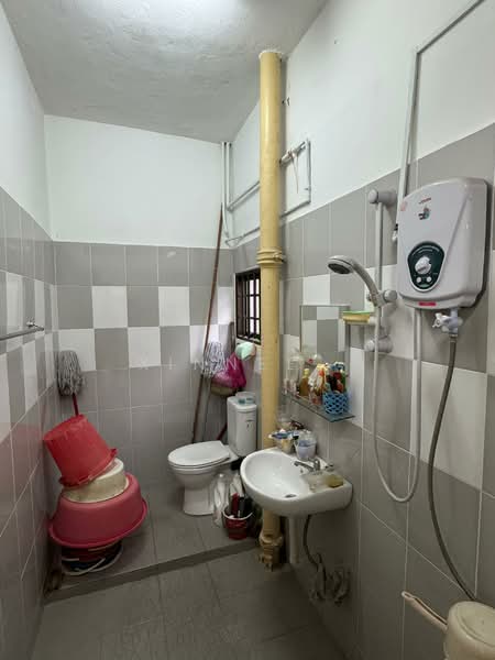 2-storey Terraced House for Sale in Bukit Dumbar (Jelutong) - Xinnee . - Bathroom - PropertyGuru.com.my