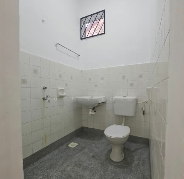 1-storey Terraced House for Sale in Taman Senai Utama (Kulai) - Justin Kong - Bathroom - PropertyGuru.com.my