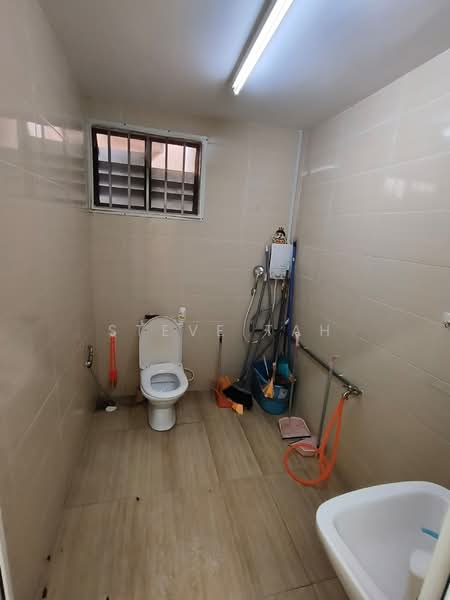 Kedai / Pejabat untuk Disewa di Johor Bahru (Johor) - Steve Tah - Bathroom - PropertyGuru.com.my