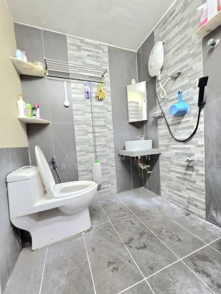 1-storey Terraced House for Sale in Bandar Kinrara (Selangor) - Akramin Firdaus Bin Mokhtar - Bathroom - PropertyGuru.com.my
