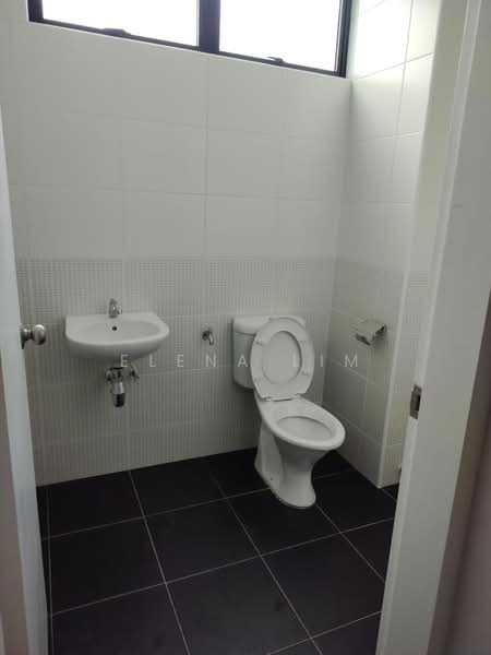 Rumah Teres untuk Disewa di Kota Masai (Pasir Gudang) - Elena Lim - Bathroom - PropertyGuru.com.my