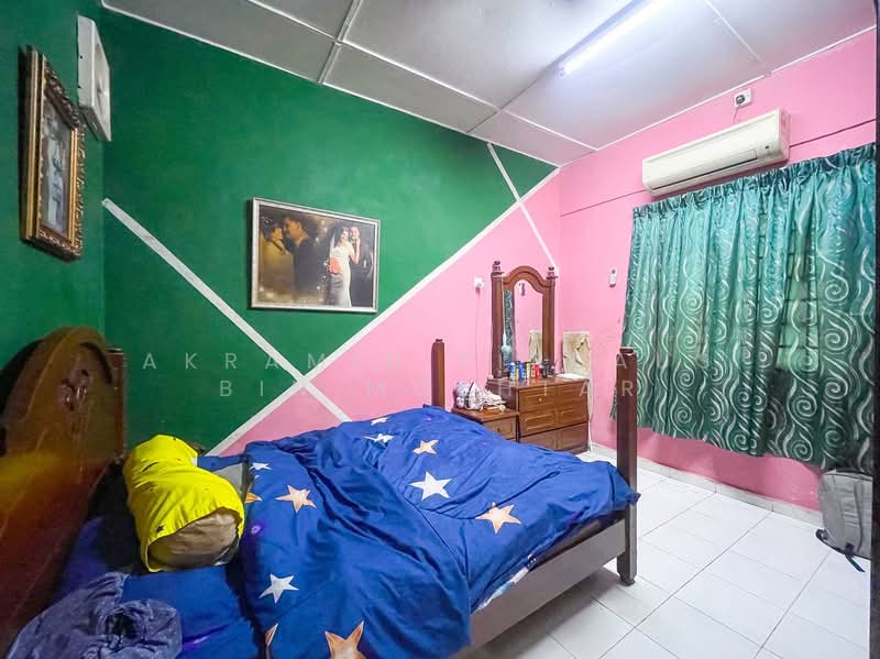 1-storey Terraced House for Sale in Bandar Kinrara (Selangor) - Akramin Firdaus Bin Mokhtar - Bedroom - PropertyGuru.com.my