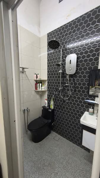 1-storey Terraced House for Sale in Bandar Kinrara (Selangor) - Akramin Firdaus Bin Mokhtar - Bathroom - PropertyGuru.com.my