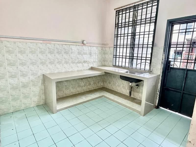 1.5-storey Terraced House for Sale in Bandar Putra (Kulai) - Kang Wen Xiang - Kitchen - PropertyGuru.com.my