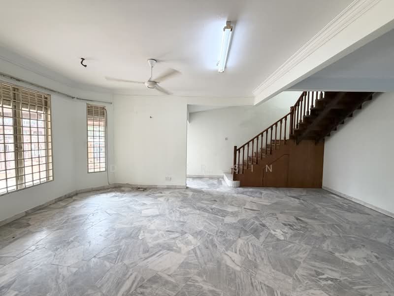 Rumah Teres 2 Tingkat untuk Dijual di Alam Damai (Cheras) - Denver Sin - Living Room - PropertyGuru.com.my
