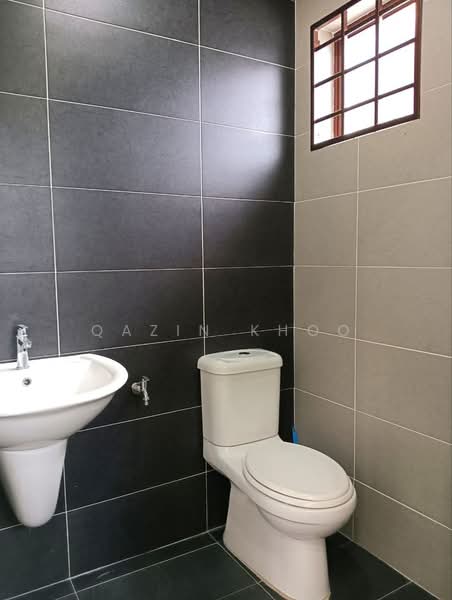 Semi-Detached House for Sale in Taman Pari (Ipoh) - Qazin Khoo - Bathroom - PropertyGuru.com.my