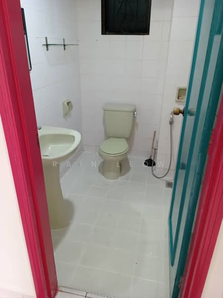 Apartment for Sale at Mutiara Serdang (Turf View) - Rain Leow - Bathroom - PropertyGuru.com.my