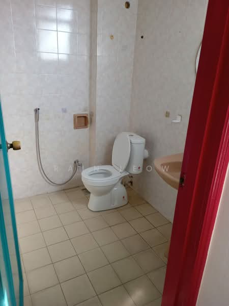 Apartment for Sale at Mutiara Serdang (Turf View) - Rain Leow - Bathroom - PropertyGuru.com.my