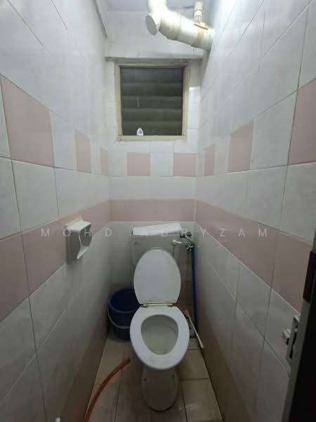 Rumah Flat untuk Disewa di Flat PKNS Section 7 - Mohd Adryzam - Bathroom - PropertyGuru.com.my
